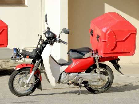 郵便局で使われるオートバイは、原付ではなく、小型自動二輪ATが多いです。